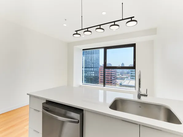 665 8th St SW, Calgary, AB T2P 3K7