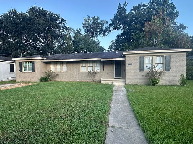 902 Oaklawn Ave — Photo 1