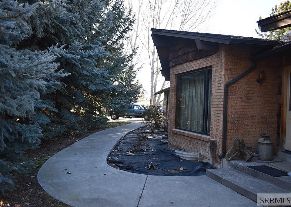 1st image of 667 E Countryside Ln