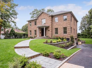 47 Ridge Dr E, Roslyn, NY 11576