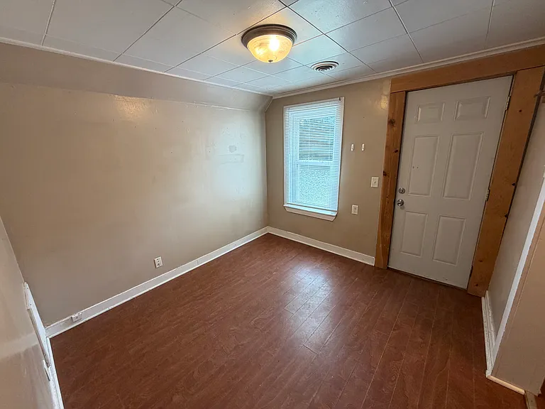 213 E High St — Photo 5
