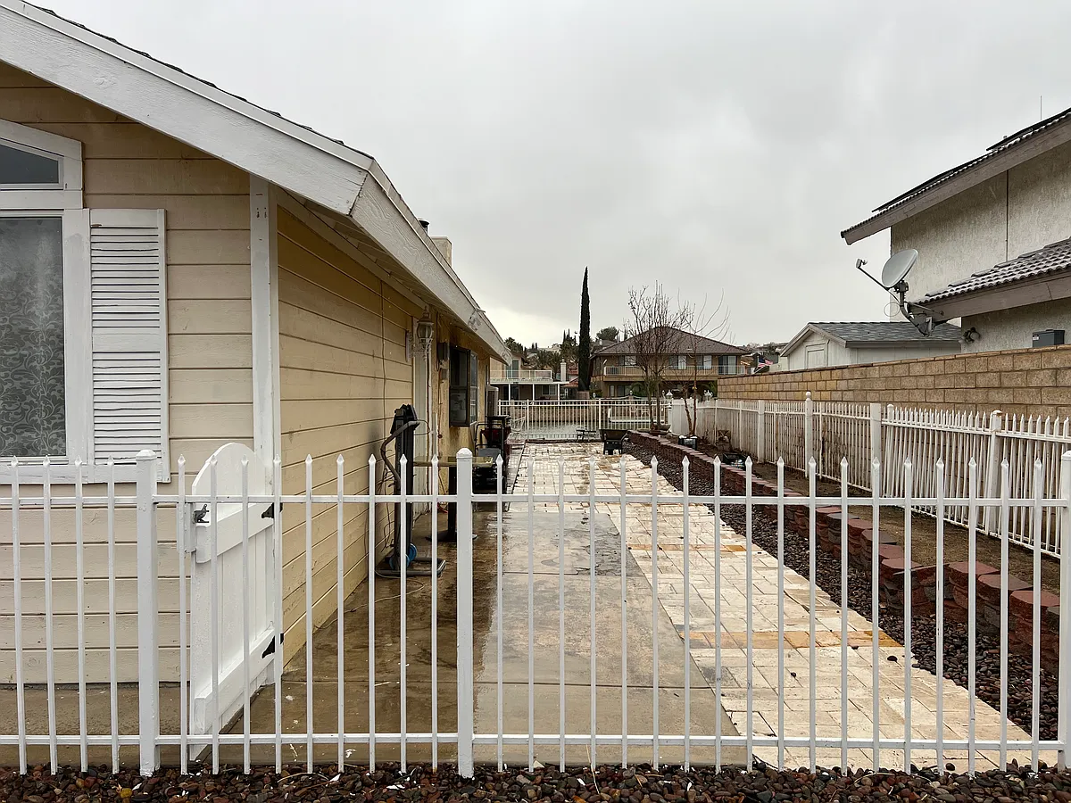 Building Photo - 18188 Pier Dr #2