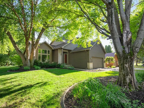 960 Wildflower Ct, Eagan, MN 55123