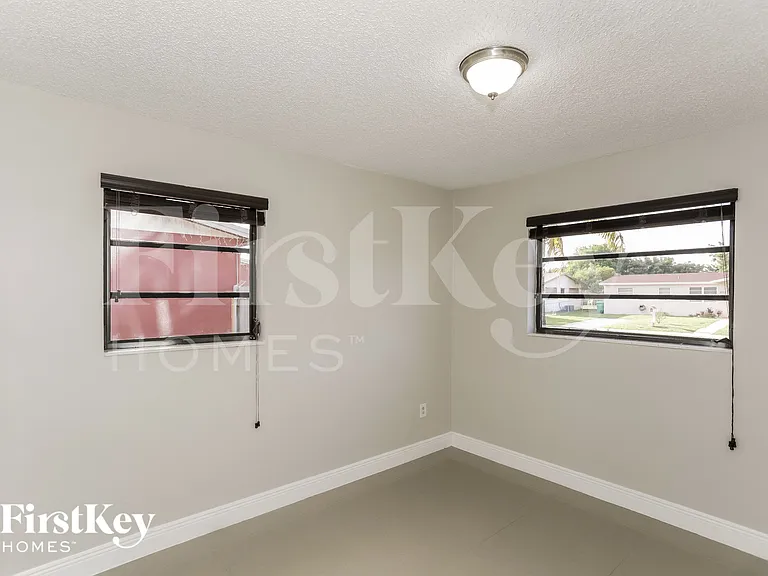 1182 NE 196th St — Photo 16