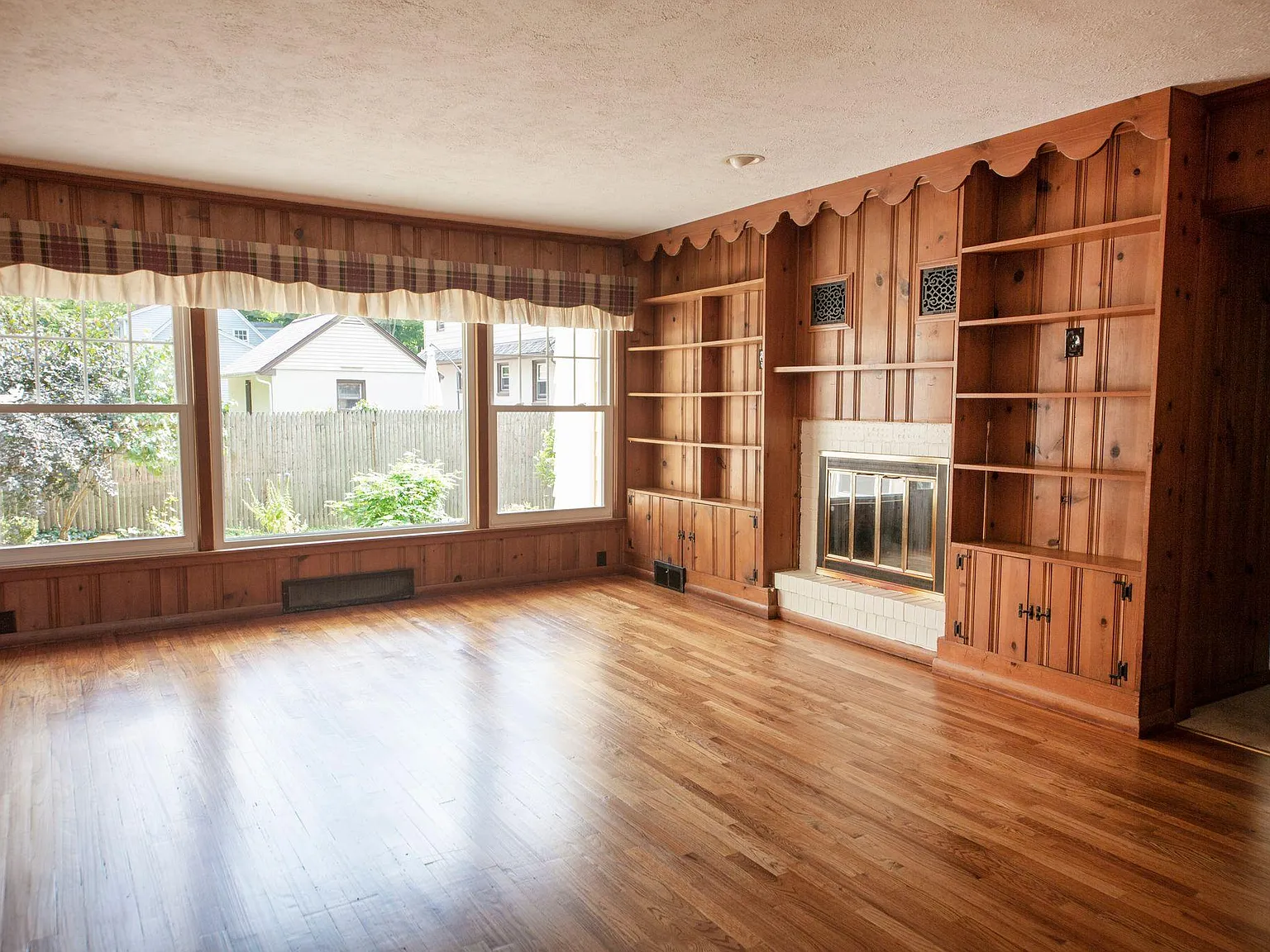 3 bed, 1.5 bath, 1936 sqft, $2,800 — Photo 4