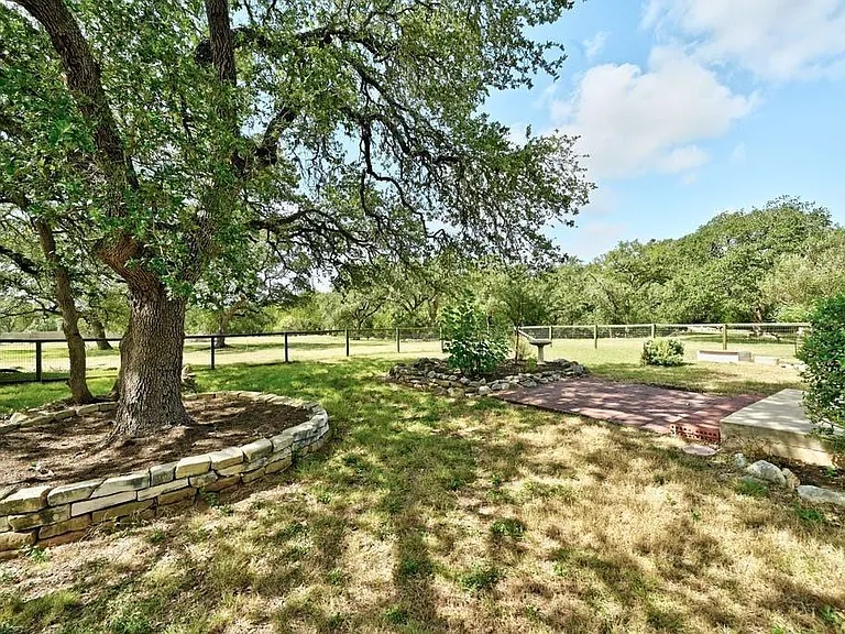 200 Oak Hollow Ln — Photo 29