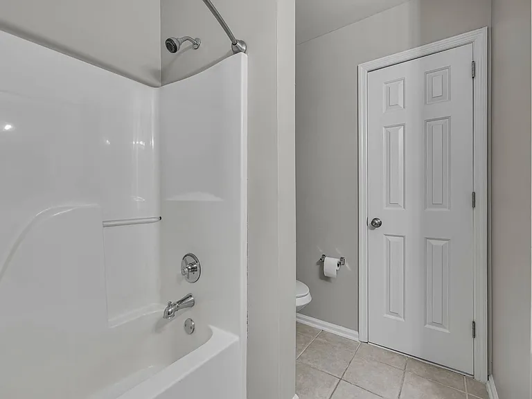 128 Clarendon Cir — Photo 35