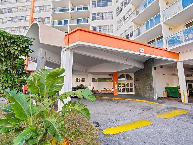 1351 NE Miami Gardens Dr #301E — Photo 2