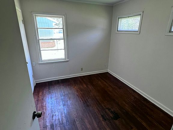 4th image of 3006 Louise Dr N
