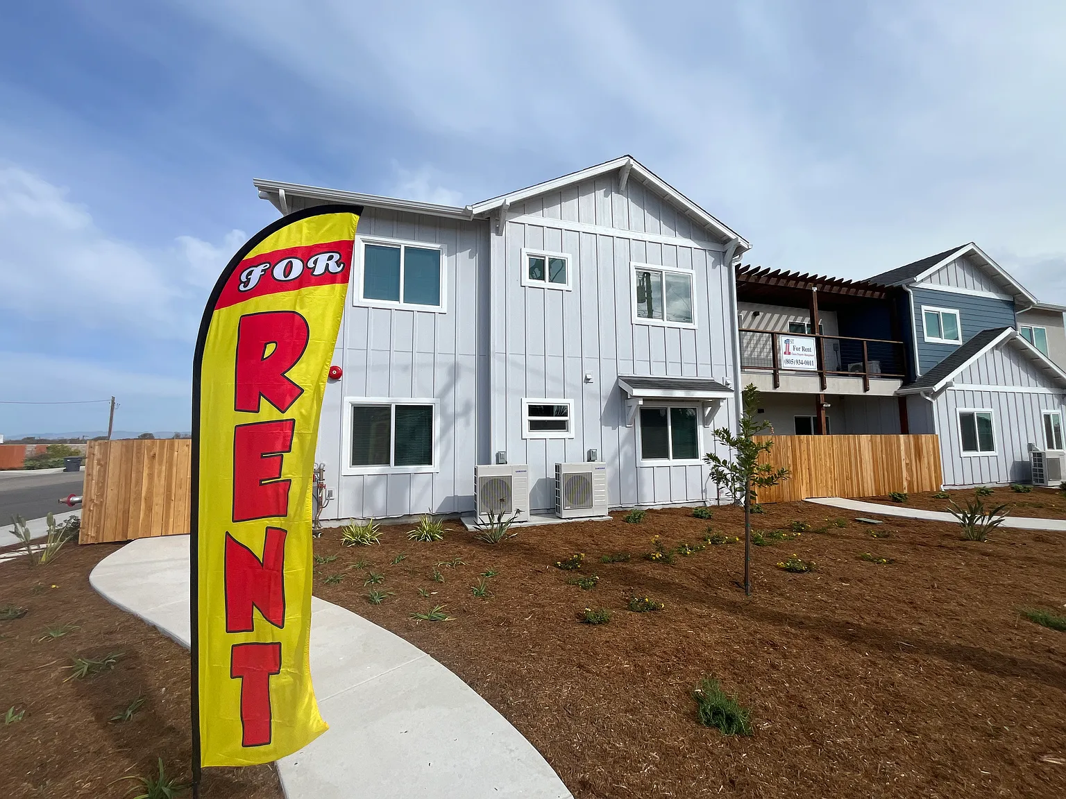 3 bed, 950 sqft, $2,450 — Photo 1