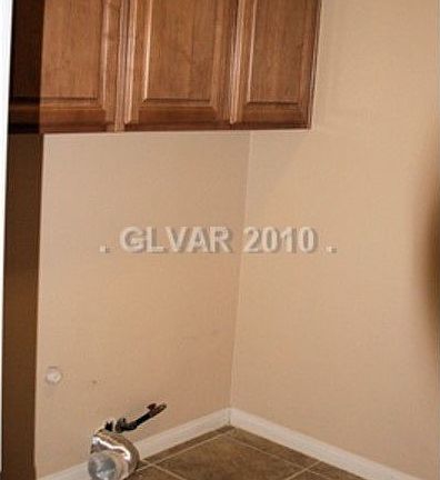 4th image of 879 Carey Hall St