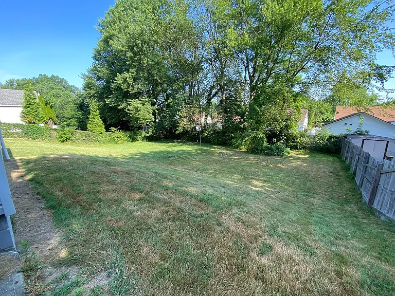 927 Davies Ave — Photo 4