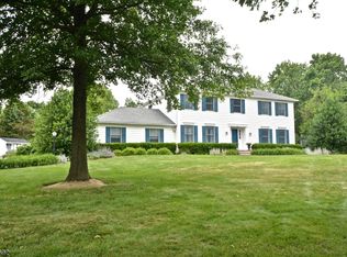 2 Horseshoe Dr, Flemington, NJ 08822