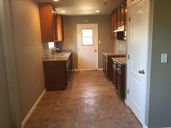 4th image of 737 Elaine Dr