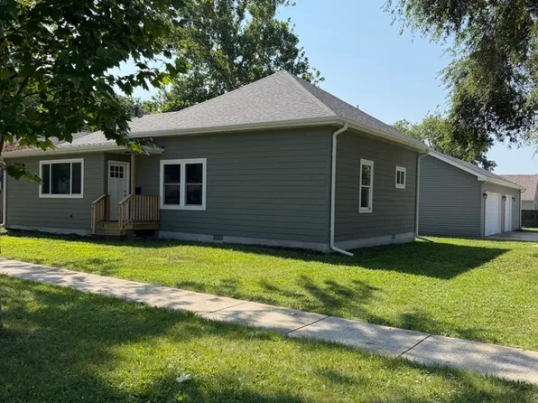 402 E 2nd St, Gilman, IL 60938