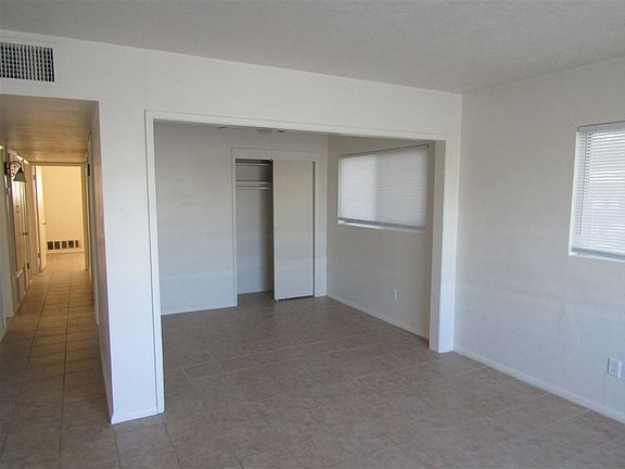 4th image of 2005 E La Mesa St