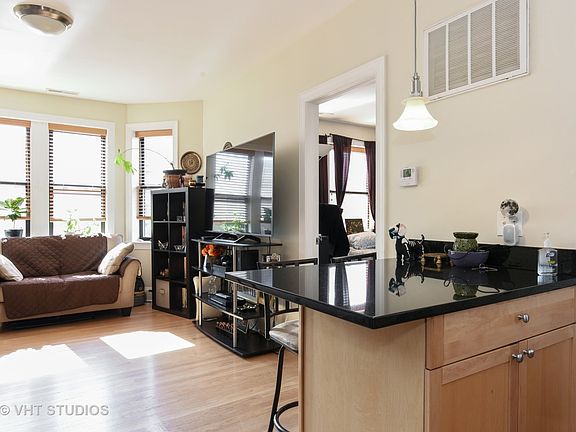 4th image of 7637 N Greenview Ave APT 3W