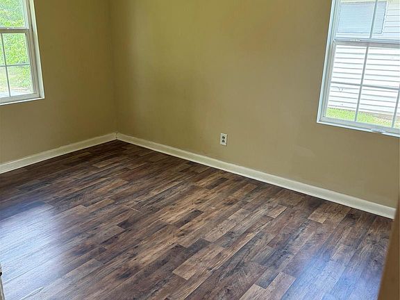 4th image of 2415 Huntington Dr