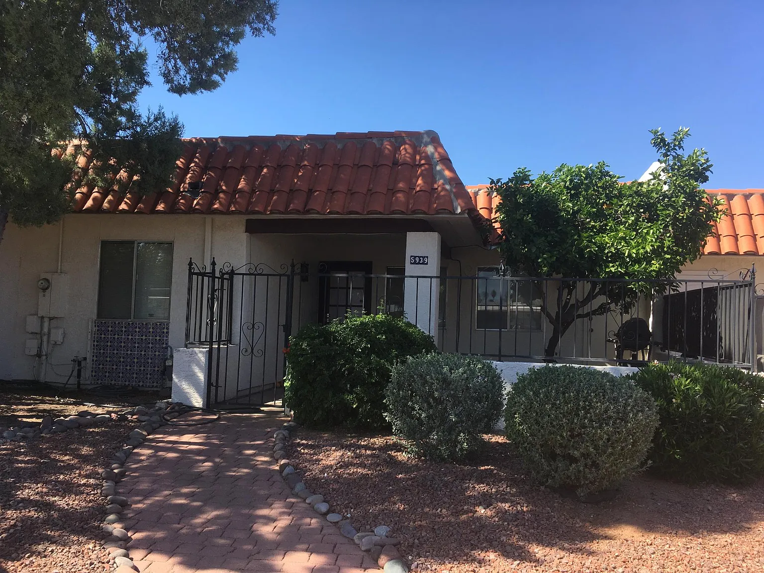 2 bed, 800 sqft, $1,800 — Photo 1