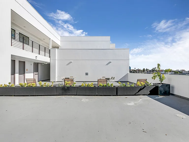 825 Coronado-Building — Photo 12