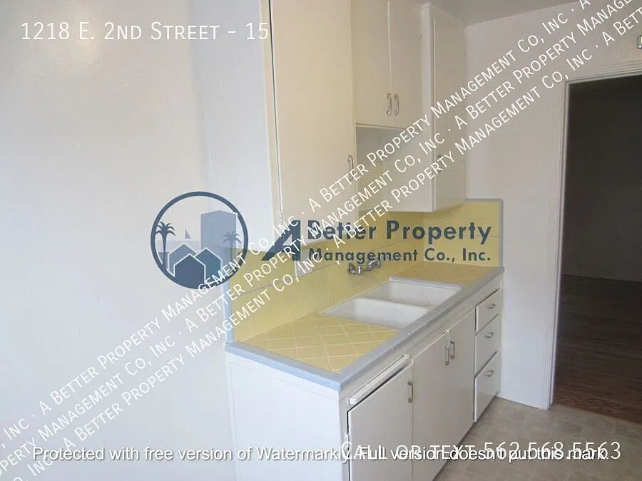 Upper Studio w/hardwood floors & onsite laundry in gated property. — Photo 4