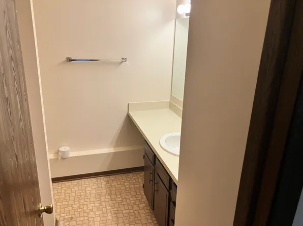493-495 S Kaser Dr, Wadsworth, OH 44281