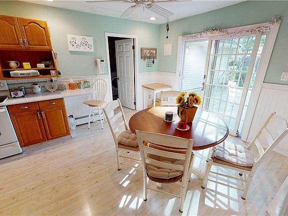 2nd image of 90 Sycamore Cir