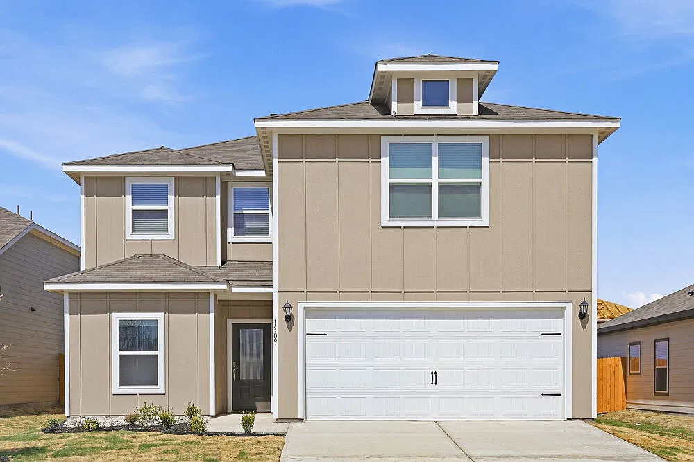 5 bed, 2.5 bath, 2504 sqft, $2,520 — Photo 1