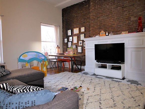 3rd image of 42 W 83rd St APT 4C
