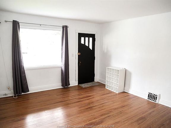 5th image of 3164 Wyandotte St W