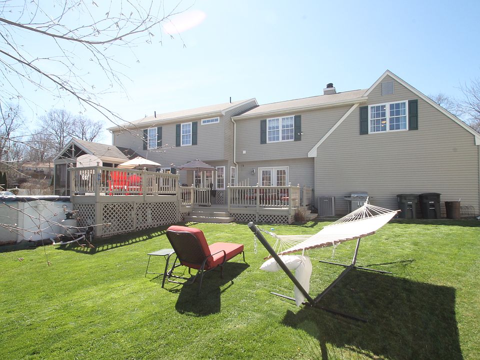 Beautiful yard w/huge deck!