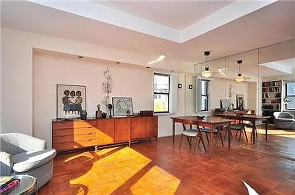 Sold by R New York | media 9