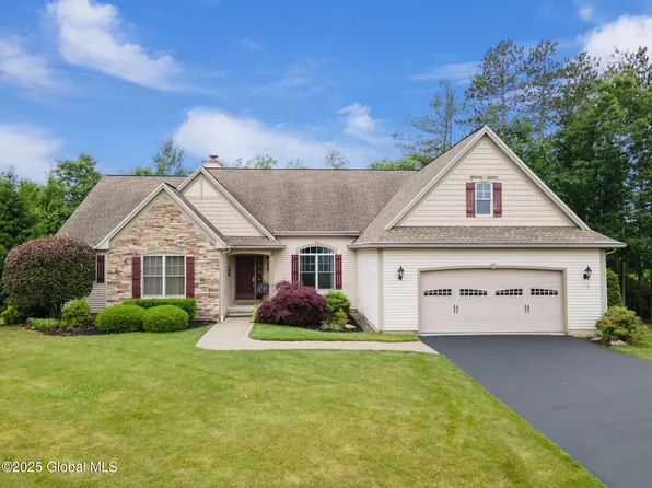 15 Gladstone Circle, Halfmoon, NY 12118