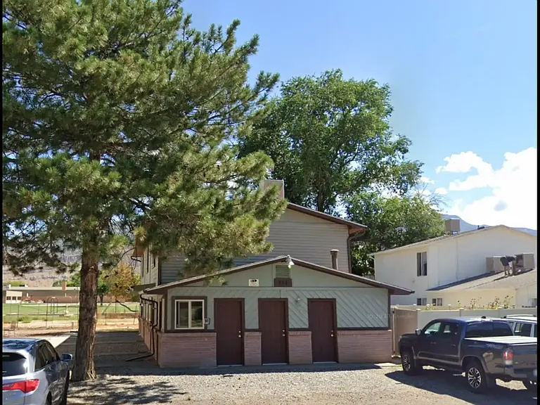 Beautiful location in Palisade. A nice triplex with two bedrooms and one bathroom.