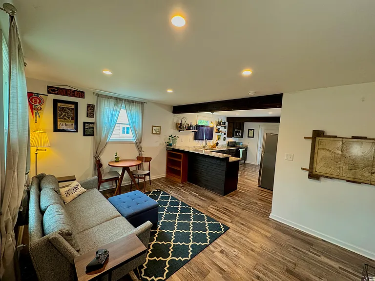702 Crockett St — Photo 2