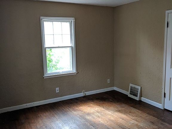 3rd image of 20 Greenwood Dr
