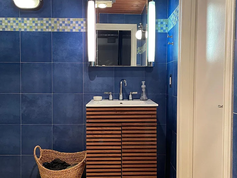 Large bathroom with ceramic tile