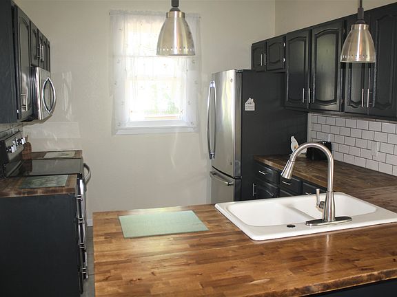 Fully equipped kitchen with dishwasher and microwave