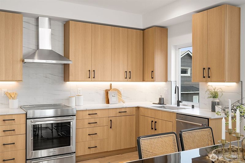 5th image of 4408 A 50th Avenue S
