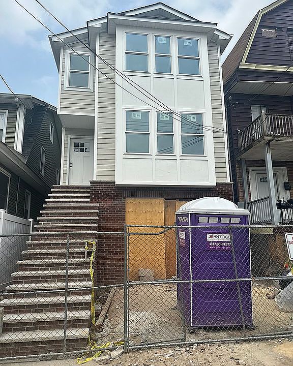 1st image of 147 Isabella Ave #2