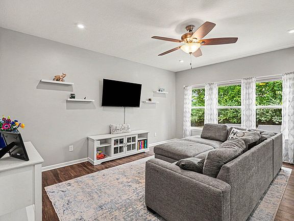 3rd image of 191 Zinfandel Ln