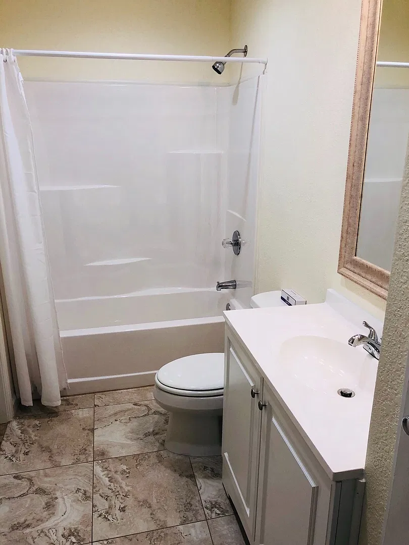 Freshly painted 2 bed/ 1 bath on Corner Lot — Photo 2