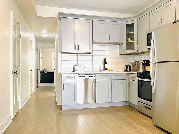 5th image of 876 N Marshfield Ave #2R