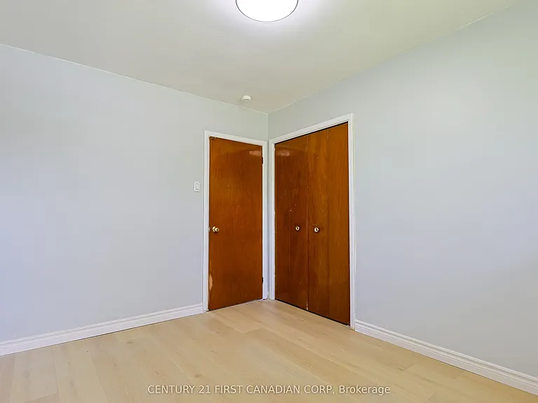 268 Burlington Cres #UPPER — Photo 13