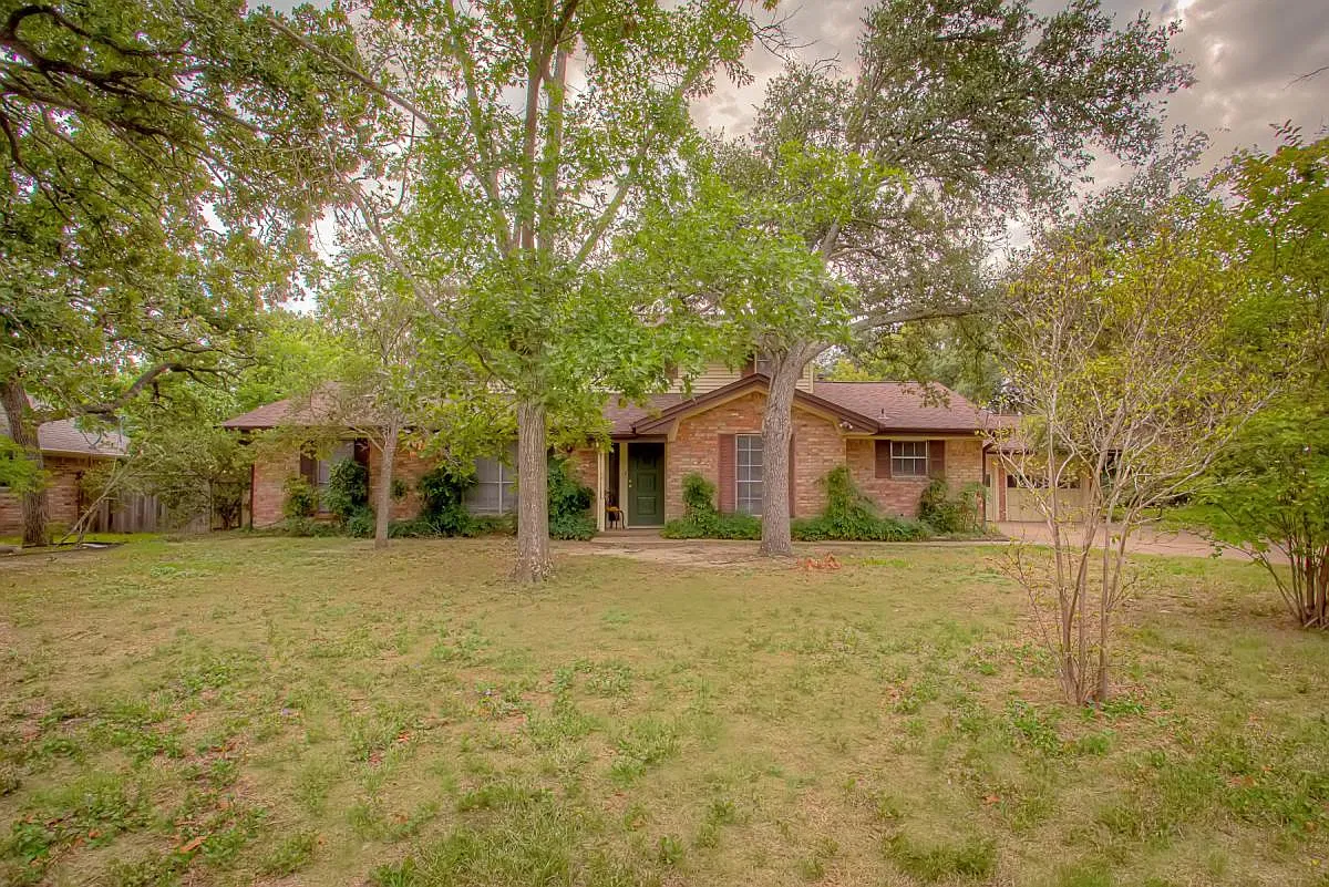 5 bed, 3.5 bath, 2600 sqft, $3,800 — Photo 2