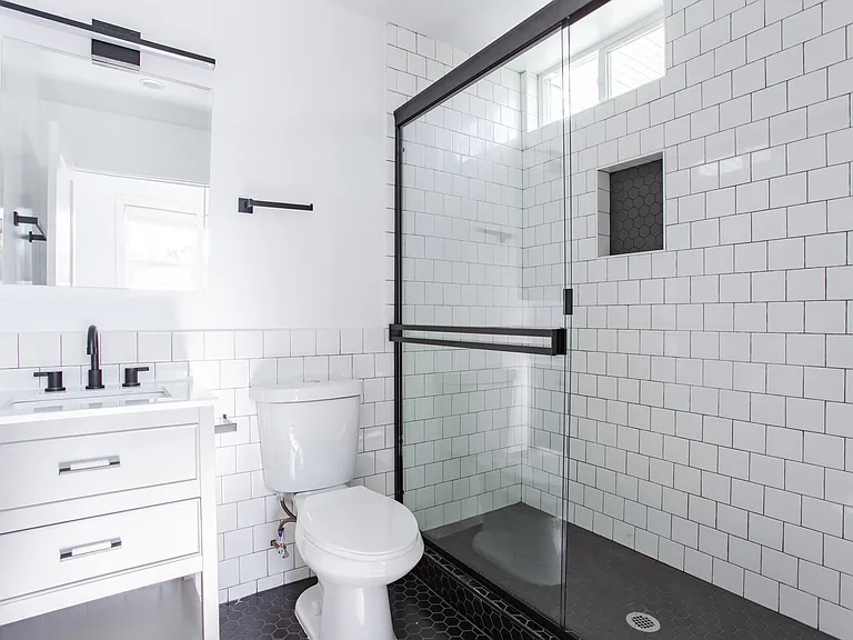 1158 W 37th St #5 — Photo 5