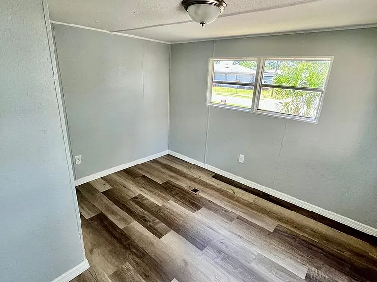 225 Adams St — Photo 6