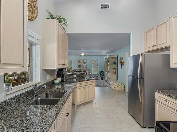 4th image of 2207 NE 1st Ave