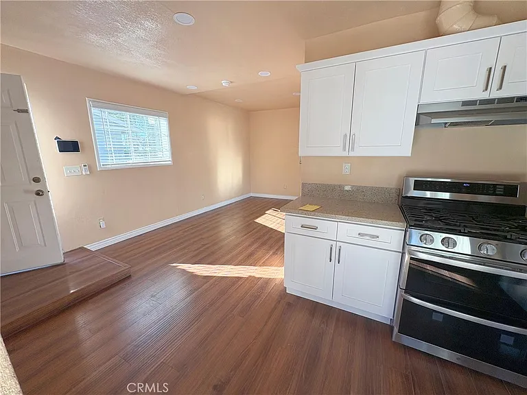 1322 1/2 W 11th St — Photo 6