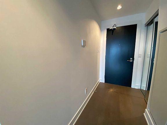4th image of 3018 Yonge St #911